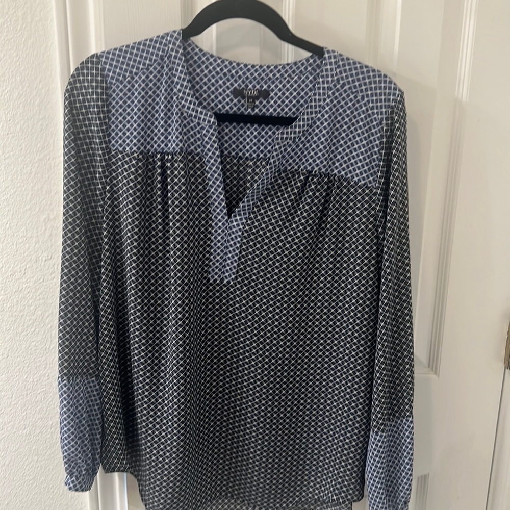 NYDJ beautiful detailed top!